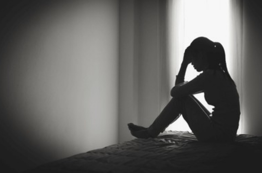 silhouette-depressed-woman-sitti