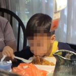 IKEA餐桌变用餐区?男童大快朵颐吃炒面惹议