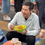 科技巨头坐路边吃乾面 反问网民:丰盛吧?