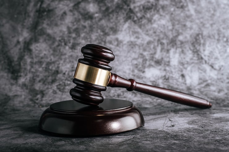wooden-judges-gavel-table-courtr