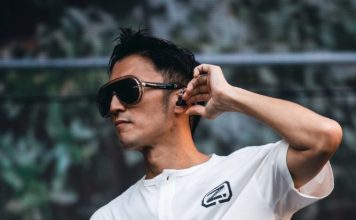 天后藏不住爱意 王菲挥荧光棒看谢霆锋演出