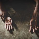 “不献身就有生命危险” 神棍骗女裸身“除煞”密室侵犯3小时