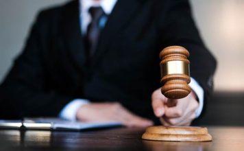 19岁少女策划假绑架 向母亲勒索赎金被控