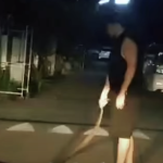 男子酒后徒手抱蟒蛇回家 酒醒后见救援队抓蛇傻眼