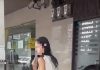 女子违规停车挡住车道 还在孩子面前比中指爆粗