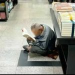 街友进图书馆看书遭投诉 图书馆一句回应赢掌声