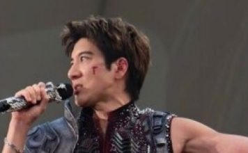 王力宏演唱时失足重摔 脸部见血仍坚持完成演出