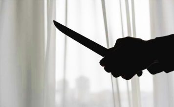 无业儿情绪失控挥刀威胁母亲 警方上门制伏逮捕