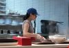 女大生假期打工太认真 老板加钱发红包再请回来