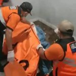妹妹闻到异味入屋查看 玩偶堆下惊见姐姐尸体