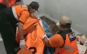 妹妹闻到异味入屋查看 玩偶堆下惊见姐姐尸体