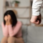 凌晨家庭会议变暴力现场 男子酒后家暴抓妻头撞墙