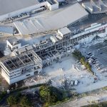 7.1级地震后惊传爆炸 AEON外墙倒塌钢骨外露