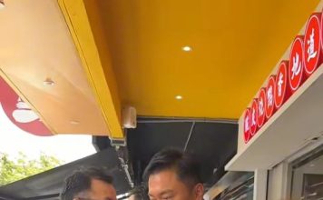 杨明在大马卖烧腊 亲自端茶招呼客人
