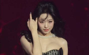 舞台服装太紧 女星全程显得不自在