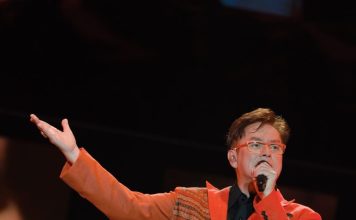 红馆开唱前惊传意外 谭咏麟险被车撞