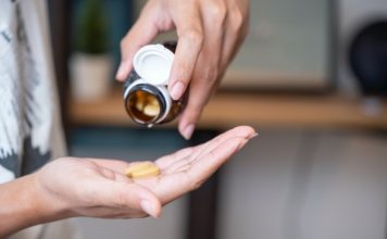 吃了几个月才知道 保养品竟被丈夫换成丰胸丸