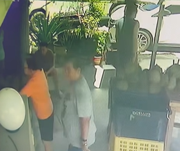 摊主母亲喊不要卖她 妇女折返摊位怒砸榴梿