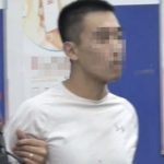 男子购物后刚走出商场 遭陌生男持刀直接砍伤