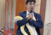 男大生论文答辩突然开箱 现场抱出活蟒蛇吓坏讲师