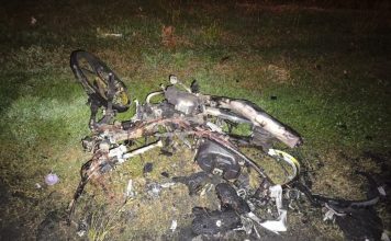 摩托遭轿车撞击后起火 摩托燃烧骑士不幸身亡