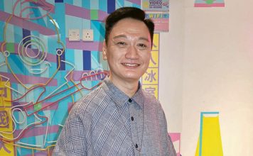 “师奶杀手”现身大马 与太太恩爱互动抢镜
