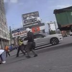 摩哆撞罗厘瞬间起火 老妇被摩哆压住路人冲入火场救人