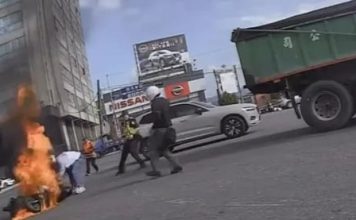 摩哆撞罗厘瞬间起火 老妇被摩哆压住路人冲入火场救人