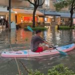 暴雨4小时狂泻200毫米 街头惊现民众划艇通勤