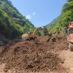 山体滑坡突袭村庄 33人遭活埋17人已获救
