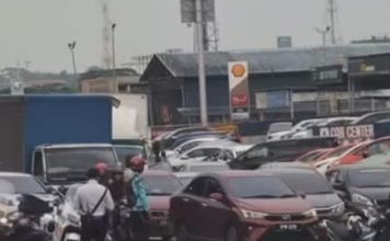 夹在2车之间失控倒地 骑士遭拖格罗里碾过身亡