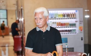 男子在街头被偶遇 银发造型帅出新高度