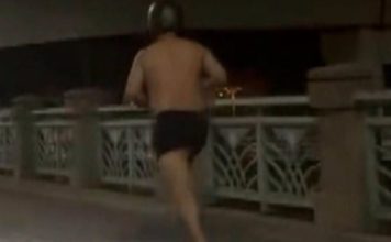 赌挪威进四强失败 男子戴头盔穿内裤街头狂奔