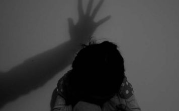 衣架狂抽600下逼喝尿 变态男舍监折磨6岁男童险丧死