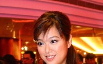 前港姐冠军重提经典蛇皮泳衣广告 曝身材惊人内幕