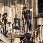 警方破门前屋内突爆炸 男子持枪对峙后被击毙