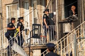 警方破门前屋内突爆炸 男子持枪对峙后被击毙