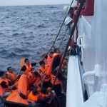 载62人船只海上沉没 45人获救17人失联