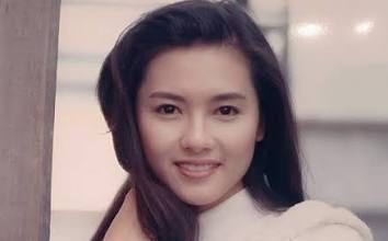 李丽珍冻龄美貌抢镜 60岁状态太惊艳