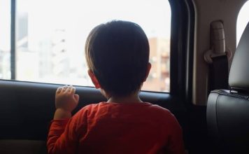 父载儿去托儿所却忘送下车 孩子被留车内不幸身亡