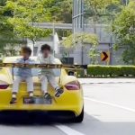 父亲为了博孩子开心 让两幼童坐车后厢兜风
