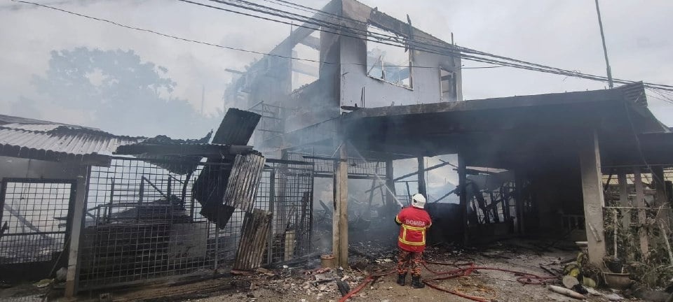 rumah_dua_tingkat_terbakar_di_Ji