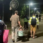 民众深夜赶海捞百个海产 餐馆加工享用遭炮轰