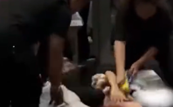 女粉丝遭锁喉抱摔 在场艺人目睹全程未制止