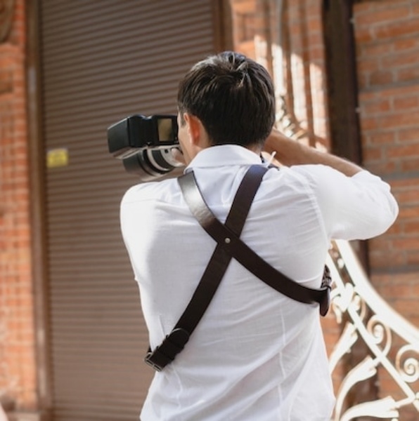 wedding-photographer-takes-pictu