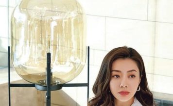 大女儿神似爸爸 小女儿越来越有名模气质