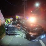 男子深夜驾车撞电线杆 车身削掉一半当场身亡