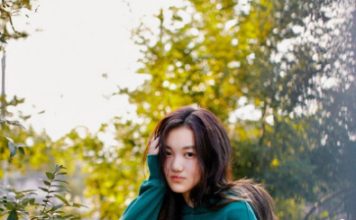 王菲李嫣暑假同框 机场母女互动曝光