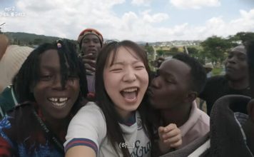 女网红独自去非洲猎游 遭男人包围强吻摸身吓哭