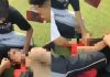 10岁男童疑抽烟遭多人围住 有人持打火机靠近吓唬